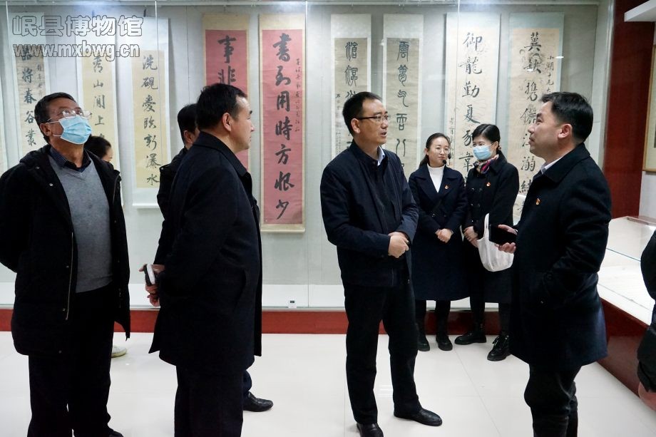 两馆同仁在参观期间进行业务交流（包新田 摄）