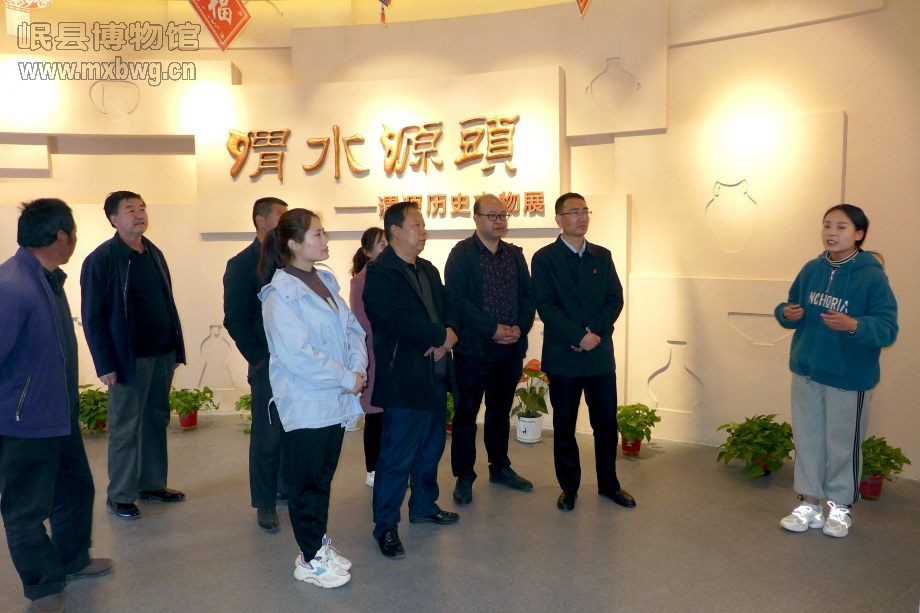 参观渭源县博物馆基本陈列《渭水源头——历史文物展》（包新田 摄）