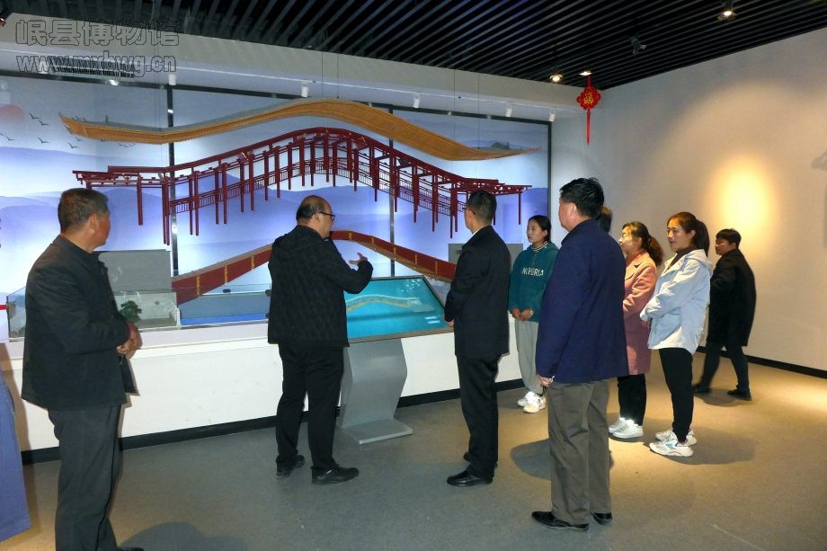 参观《渭水源头——历史文物展》（包新田 摄）