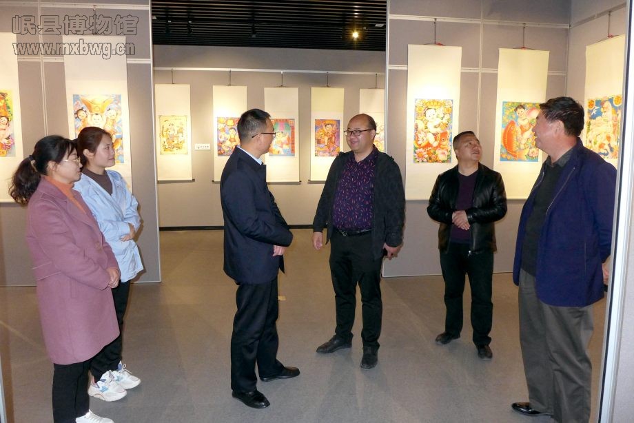 参观渭源县博物馆临时展览《传统年画展》（包新田 摄）