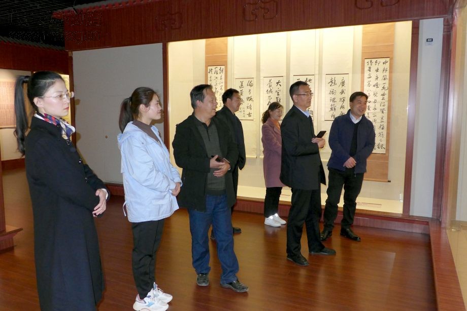 岷县博物馆一行参观陇西县博物馆引进的高端临时展览《赤子丹心——于右任书法艺术特展》（包新田 摄）