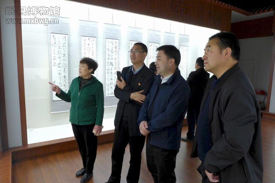 陇西县博物馆馆长石小军陪同参观并与岷县博物馆馆长刘虎林进行现场交流（包新田 摄）