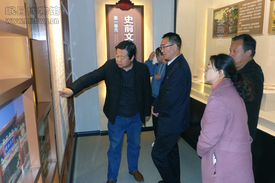 漳县博物馆馆长王学文陪同参观并亲子进行现场讲解（包新田 摄）