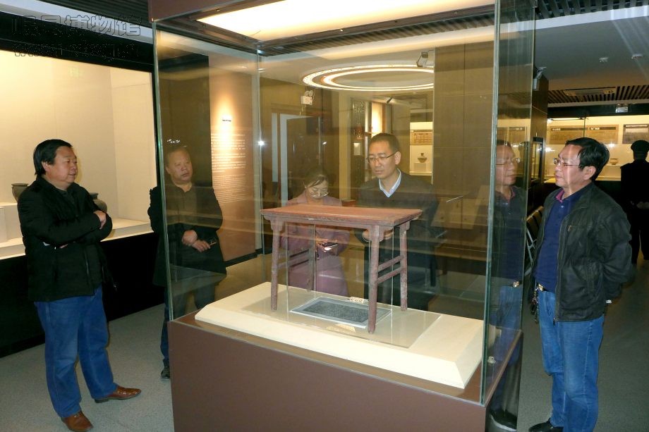 参观漳县博物馆基本陈列展（包新田 摄）