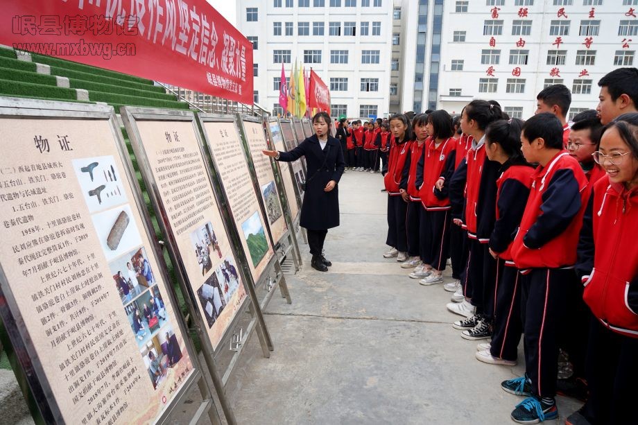 岷阳初级中学的同学们参观岷县博物馆《崆峒护国门·连山暗烽燧——岷县秦长城资源调查成果展》（包新田 摄）