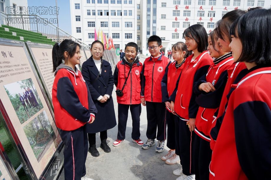 参观展览的同学们与博物馆社教员、志愿者进行互动交流（包新田 摄）
