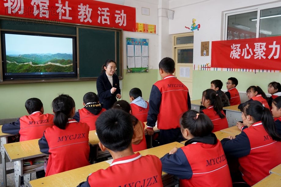 在七年级六班教室开展的观看纪录片《岷县秦长城资源概述》和秦长城及党史知识有奖竞答活动（包新田 摄）