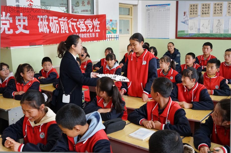 向参加竞答活动中获奖的同学颁发岷县博物馆开发制作的文创产品（奖品）（包新田 摄）