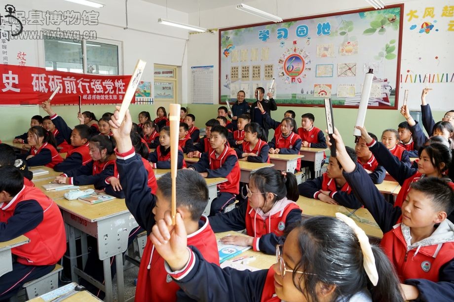活动现场气氛活跃，同学们积极参与进行抢答（包新田 摄）