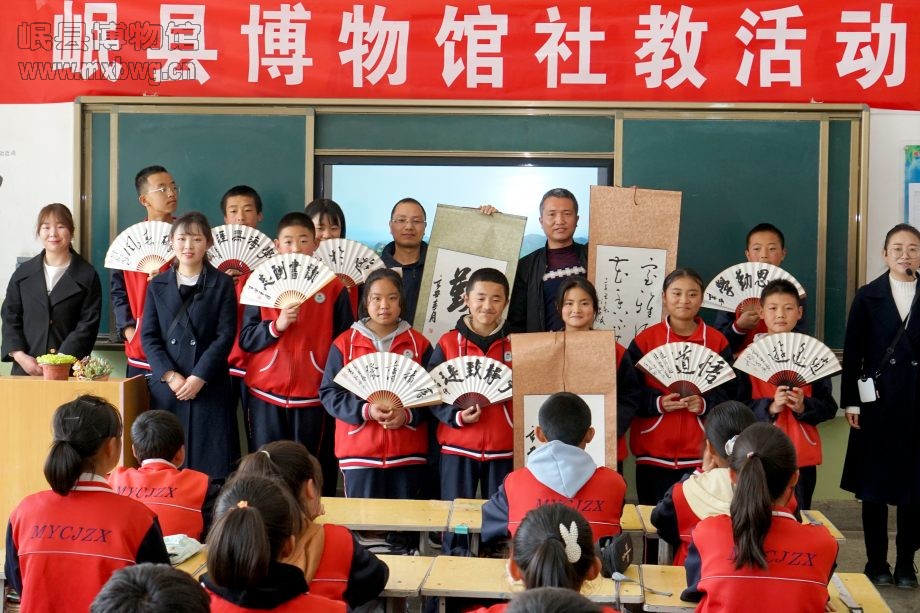 参加活动的获奖师生与博物馆工作人员合影留念（包新田 摄）