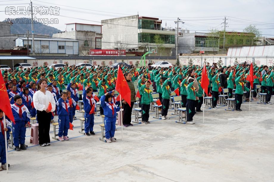 参加活动的全体工作人员和全校师生在老师的统一指挥下一起高亢的演唱“没有共产党，就没有新中国”（包新田 摄）