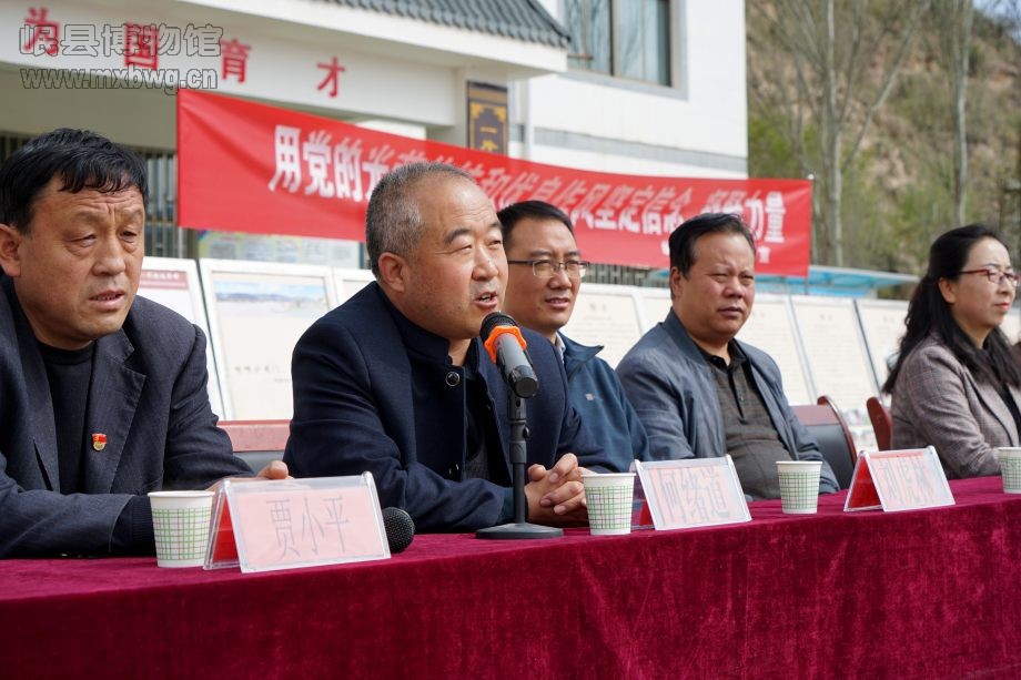 岷县党史办主任科员何绪道为大家讲述“红军长征在岷县”的党课（包新田 摄）
