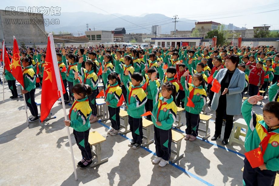 全校师生一起诵读毛泽东《七律·长征》（包新田 摄）