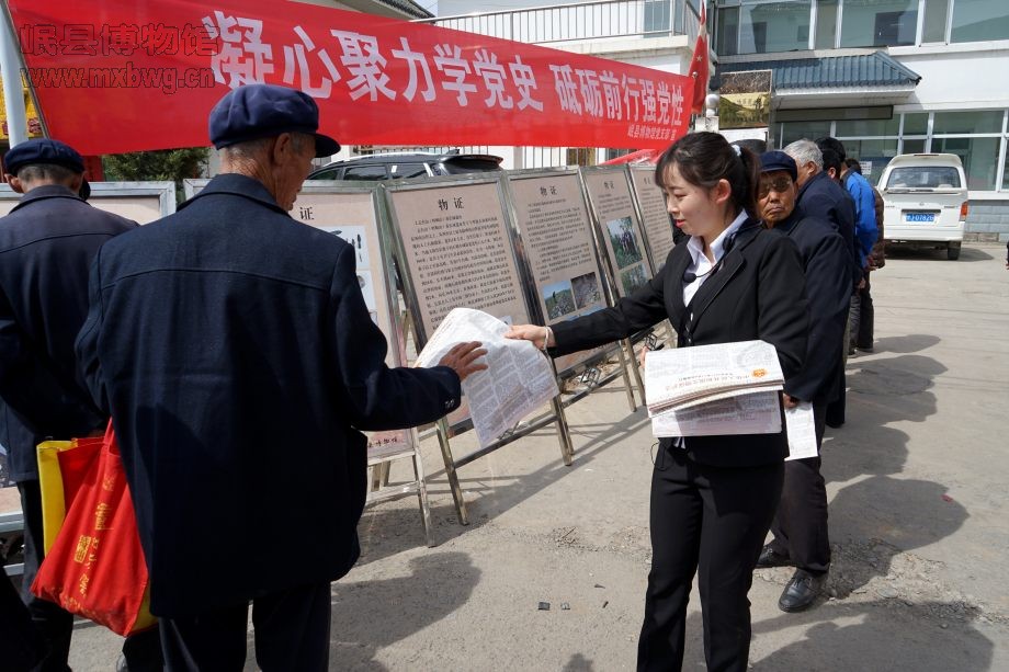 向参观群众散发宣传资料（包新田 摄）