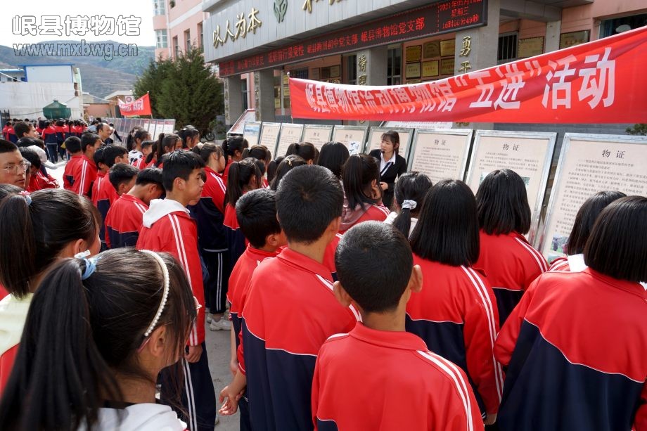 梅川镇中学的师生参观岷县博物馆流动展览（包新田 摄）