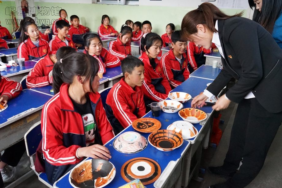 梅川镇中学参加活动的同学们在社教员的指导下专心绘图（包新田 摄）