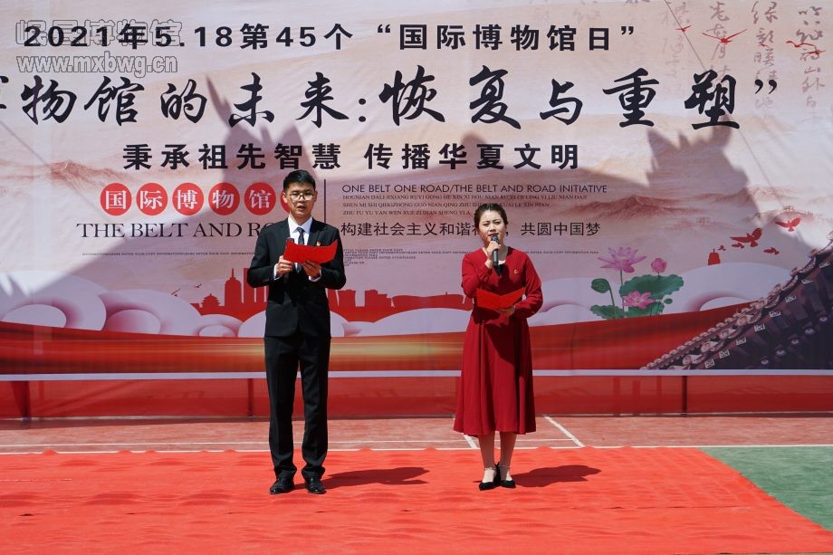 岷县博物馆在岷县宣传文化中心广场开展“一颗红心向着党——红色诗歌咏唱活动”（包新田 摄）