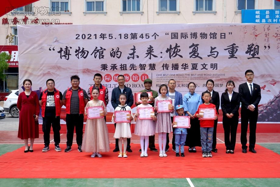 参加“一颗红心向着党——红色诗歌咏唱活动”的节目表演获奖者与博物馆工作人员合影留念（包新田 摄）