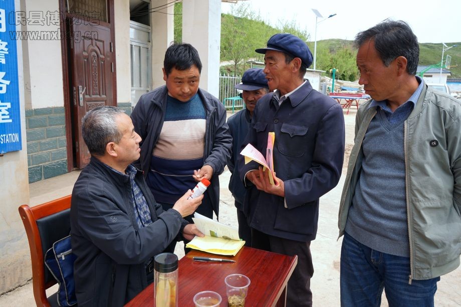 农技中心农技人员向群众讲解技术知识（包新田 摄）