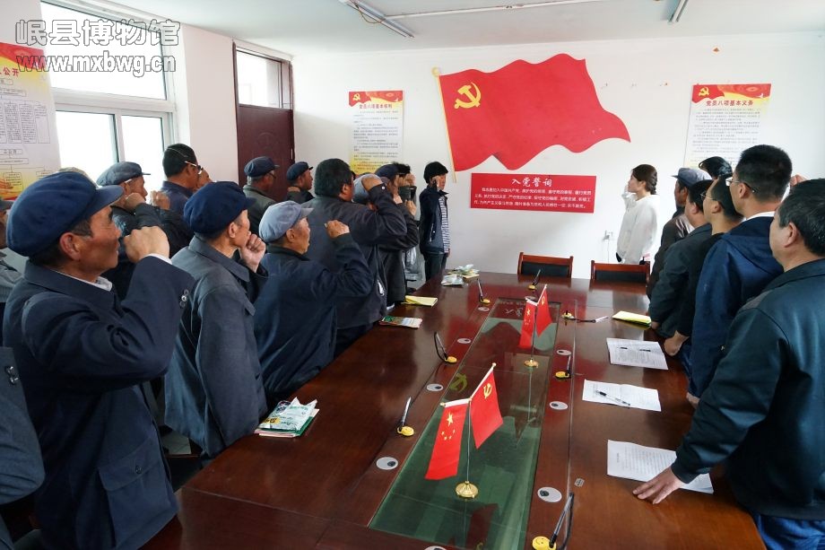 参加活动的两个支部的党员共同重温了入党誓词（包新田 摄）