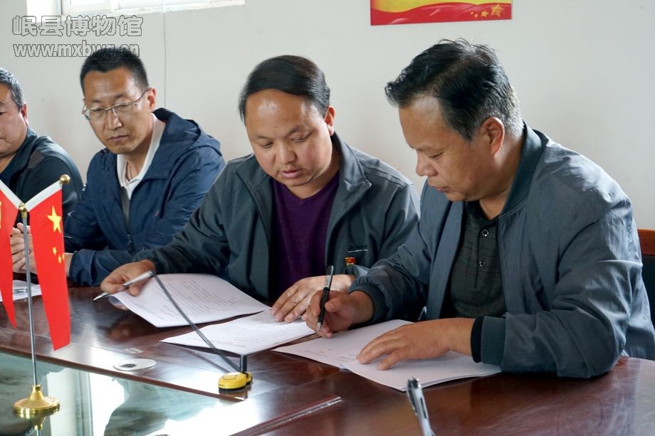 岷县博物馆党支部与白马店村党支部一起签署《支部融合共建协议书》（包新田 摄）