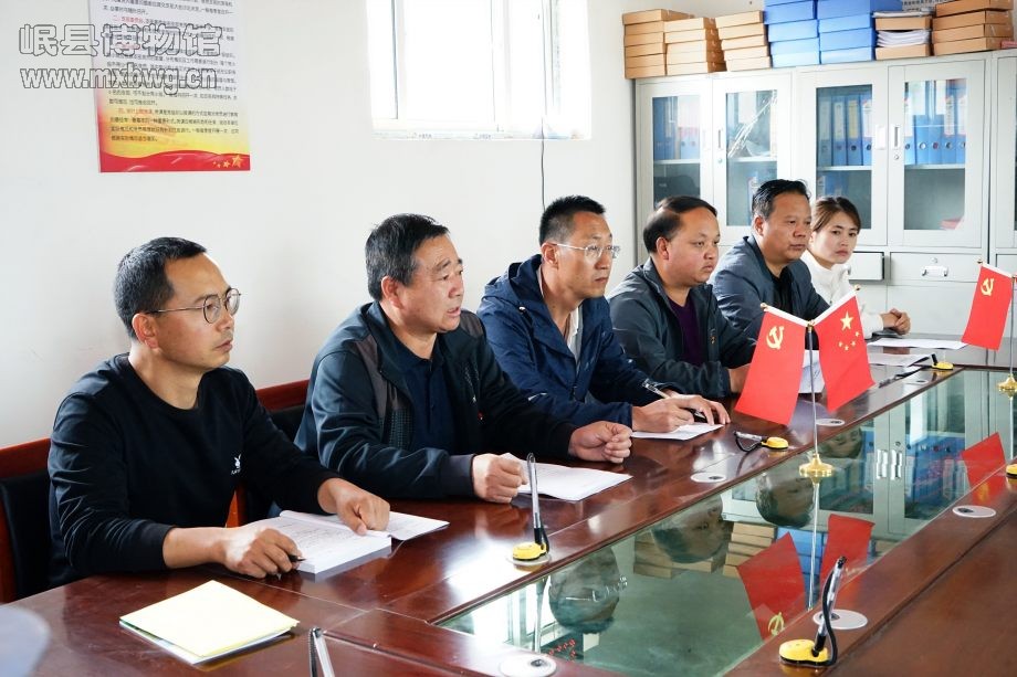 岷县文体广电和旅游局党总支副书记李波同志为双方支部党员讲述《红军长征在岷县》的生动党课（包新田 摄）