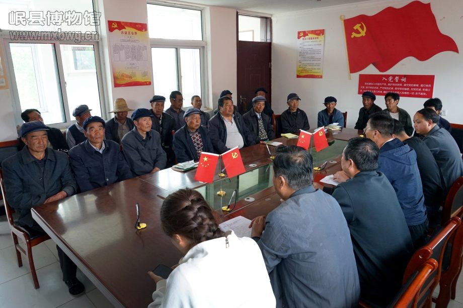参加活动的党员认真聆听党课（包新田 摄）