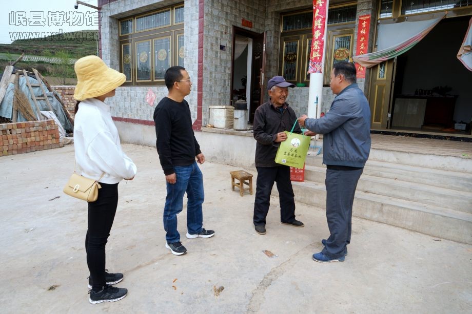 活动结束后，博物馆党支部对白马店村的三名60岁以上的老党员进行了入户慰问（包新田 摄）