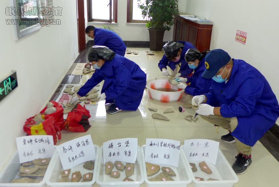 岷县博物馆工作人员整理李璘先生捐赠的秦汉遗物标本